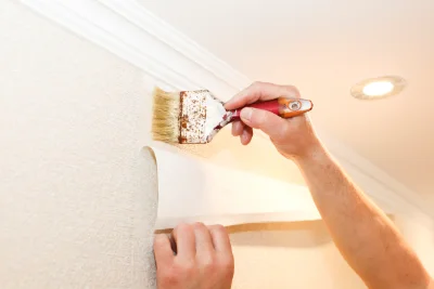 Pose de papier peint à Coustouge — revêtements muraux et toiles de verre